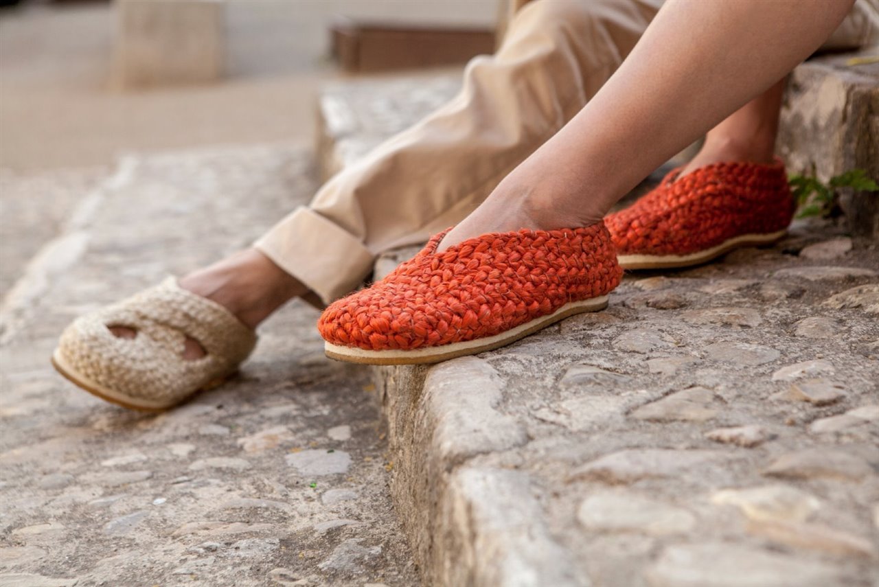 Los zapatos se elaboran con una sola trenza de yute. 