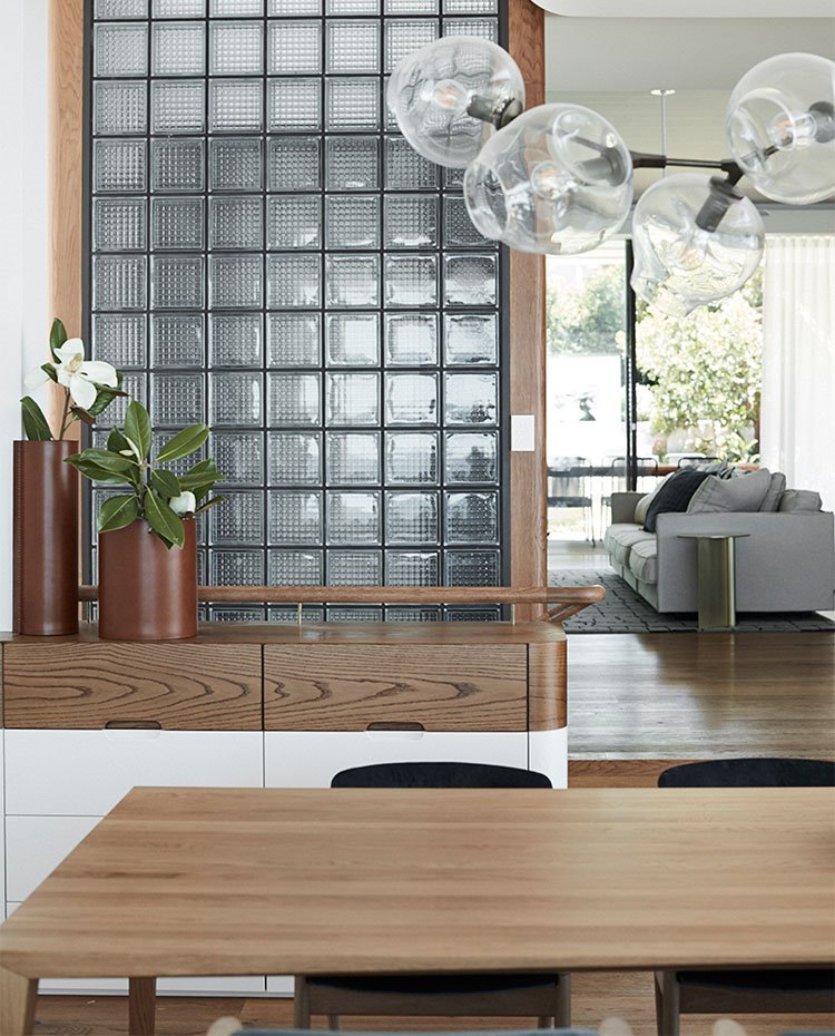 Comedor con mueble contenedor de madera y acabado en blanco