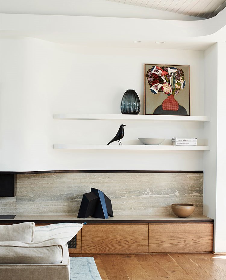 Detalle mueble y baldas en sala de estar con detalle en mármol