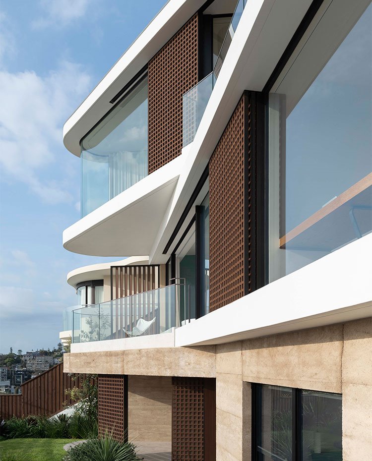 Lateral de fachada con cerramientos de cristal y estructura a modo de celosía