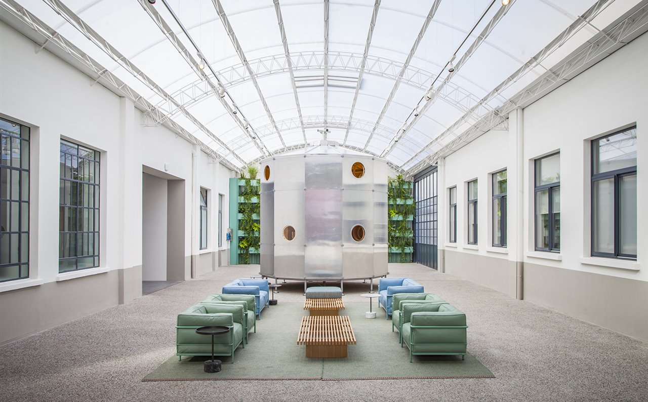 Sede central de Cassina con una reconstrucción de Le Refuge Tonneau, de Charlotte Perriand y Pierre Jeanneret (1938).