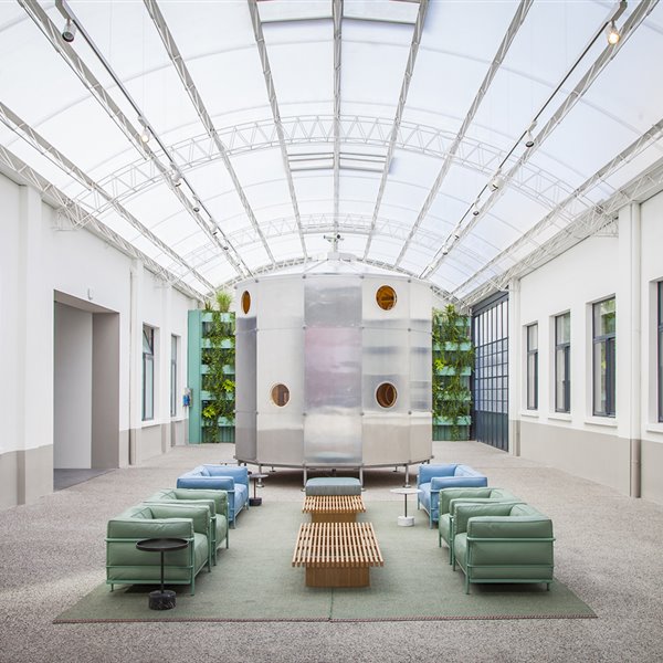 Sede central de Cassina con una reconstrucción de Le Refuge Tonneau, de Charlotte Perriand y Pierre Jeanneret (1938).