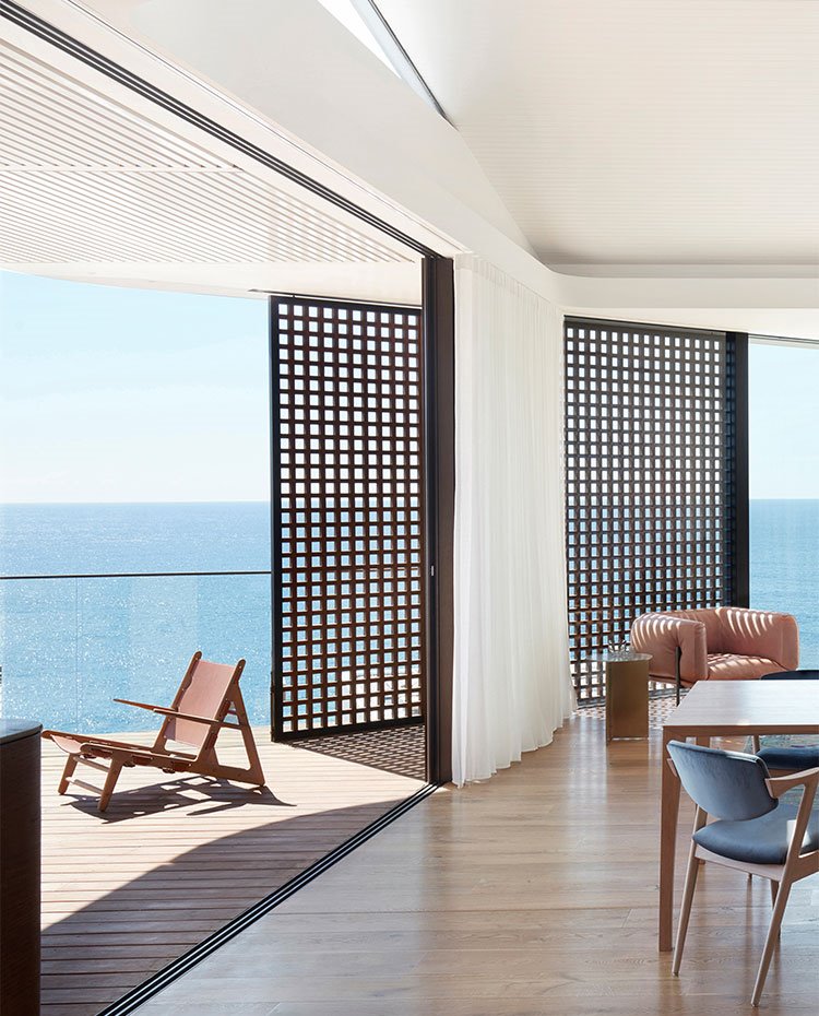 Separación entre comedor interior y terraza exterior con cerramientos correderos