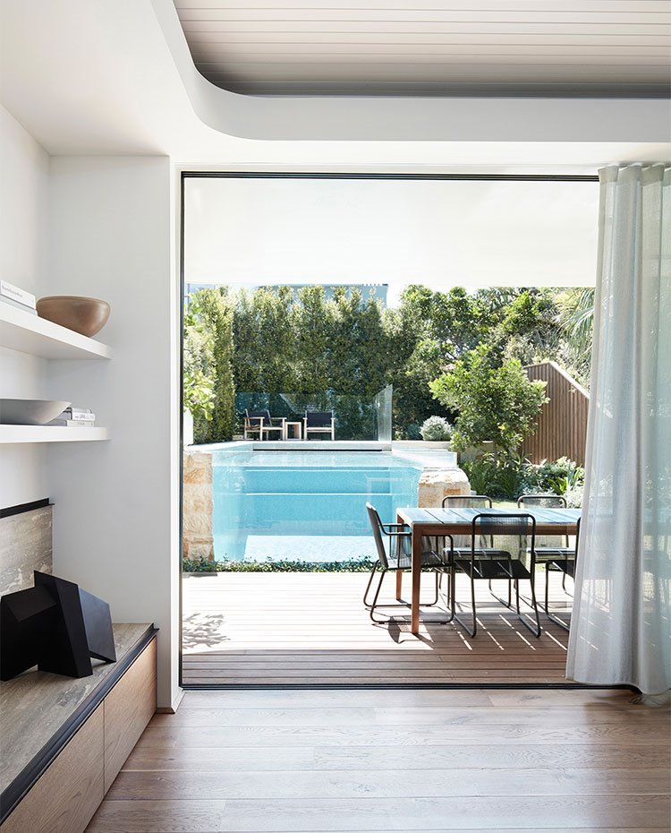 Zona de estar con apertura hacia terraza exterior y piscina