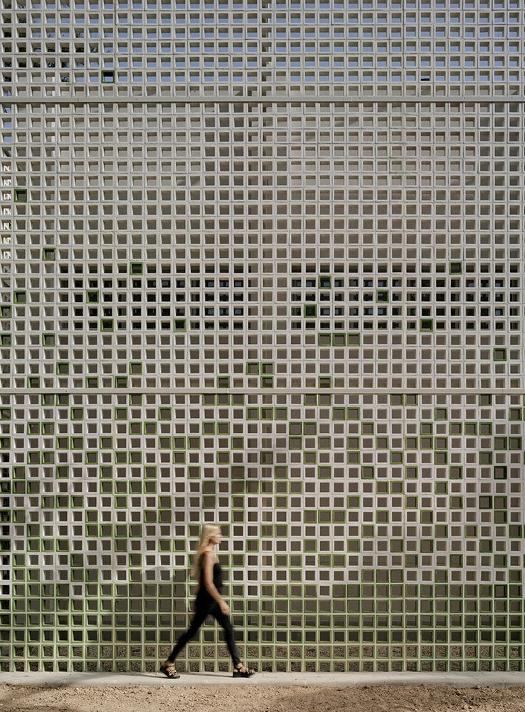 El Museo de las Colecciones Naturales de la Universidad de Alicante destaca por su celosía cerámica exterior, realizada con piezas cuadradas de 20x20 cm esmaltadas en color verde y blanco.