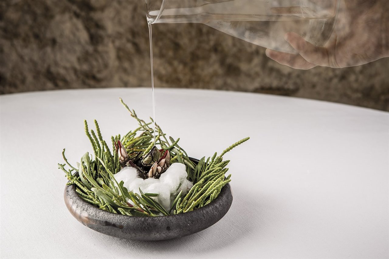 El chef de Aponiente defiende el redescubrimiento de las posibilidades alimentarias de los océanos apostando por nuevos alimentos y preparaciones, como estos percebes con sal cristalizada al momento.