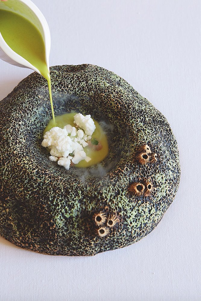 En las creaciones de Ángel León tienen tanta importancia la biología marina como la creatividad gastronómica. Gazpacho verde de berberechos.