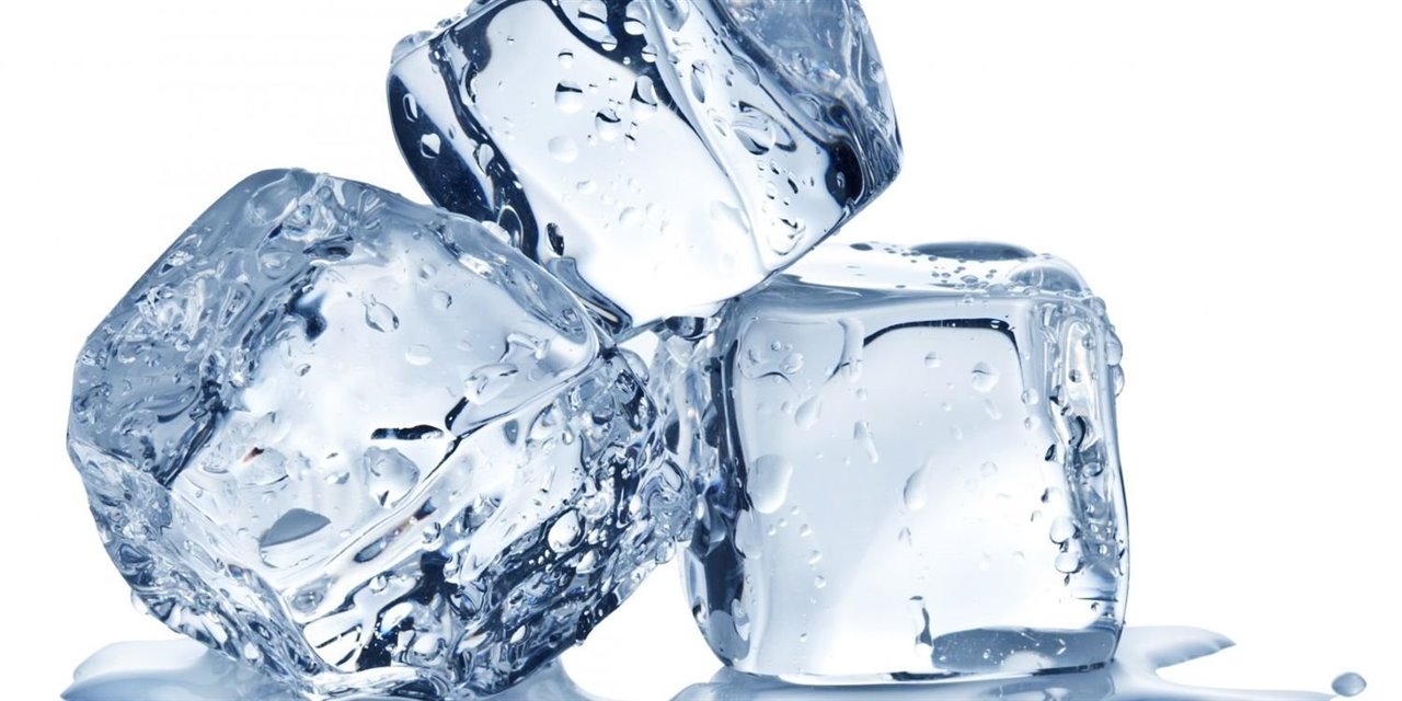 Estaremos contribuyendo a la mejora del medioambiente si en vez de guardar el hielo en cubiteras de plástico, apostamos por la silicona. 