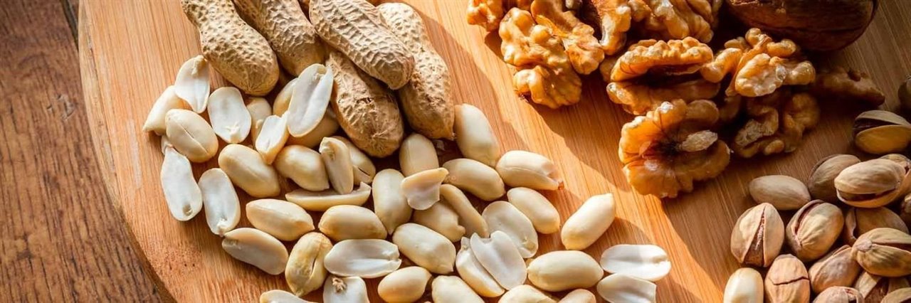 Hay productos que podemos comprar a granel y así evitamos los envases de plástico, como son los frutos secos, las semillas o la fruta. 