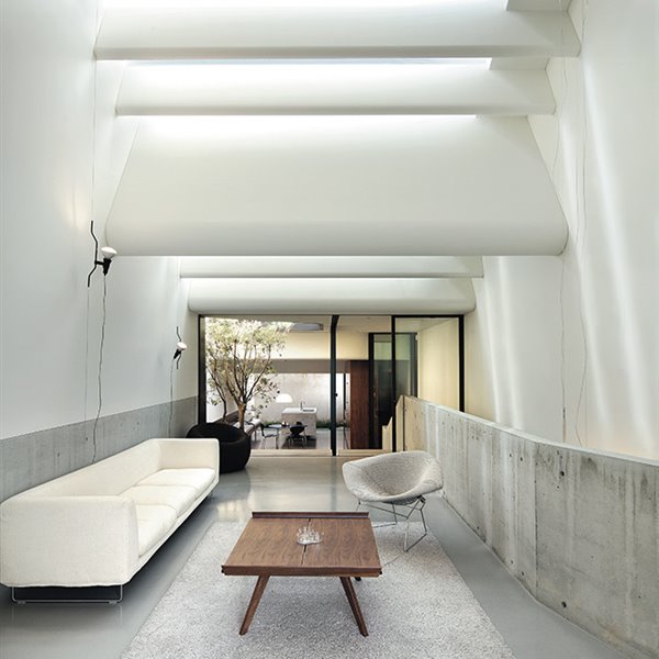 La aparición de los aislamientos térmicos de alta eficiencia permite incorporar los espacios bajo cubierta a la superficie de la vivienda. Skylight House, de Chenchow Little.