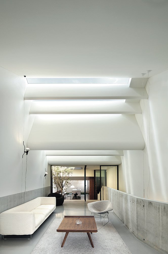 La aparición de los aislamientos térmicos de alta eficiencia permite incorporar los espacios bajo cubierta a la superficie de la vivienda. Skylight House, de Chenchow Little.