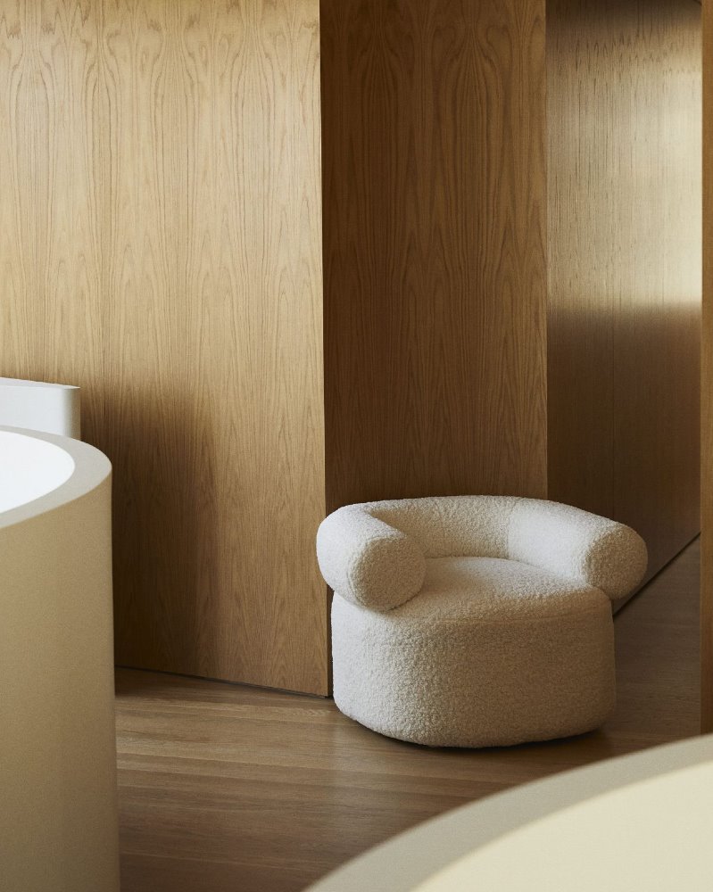 Este es el sillón de terciopelo Huggy. 