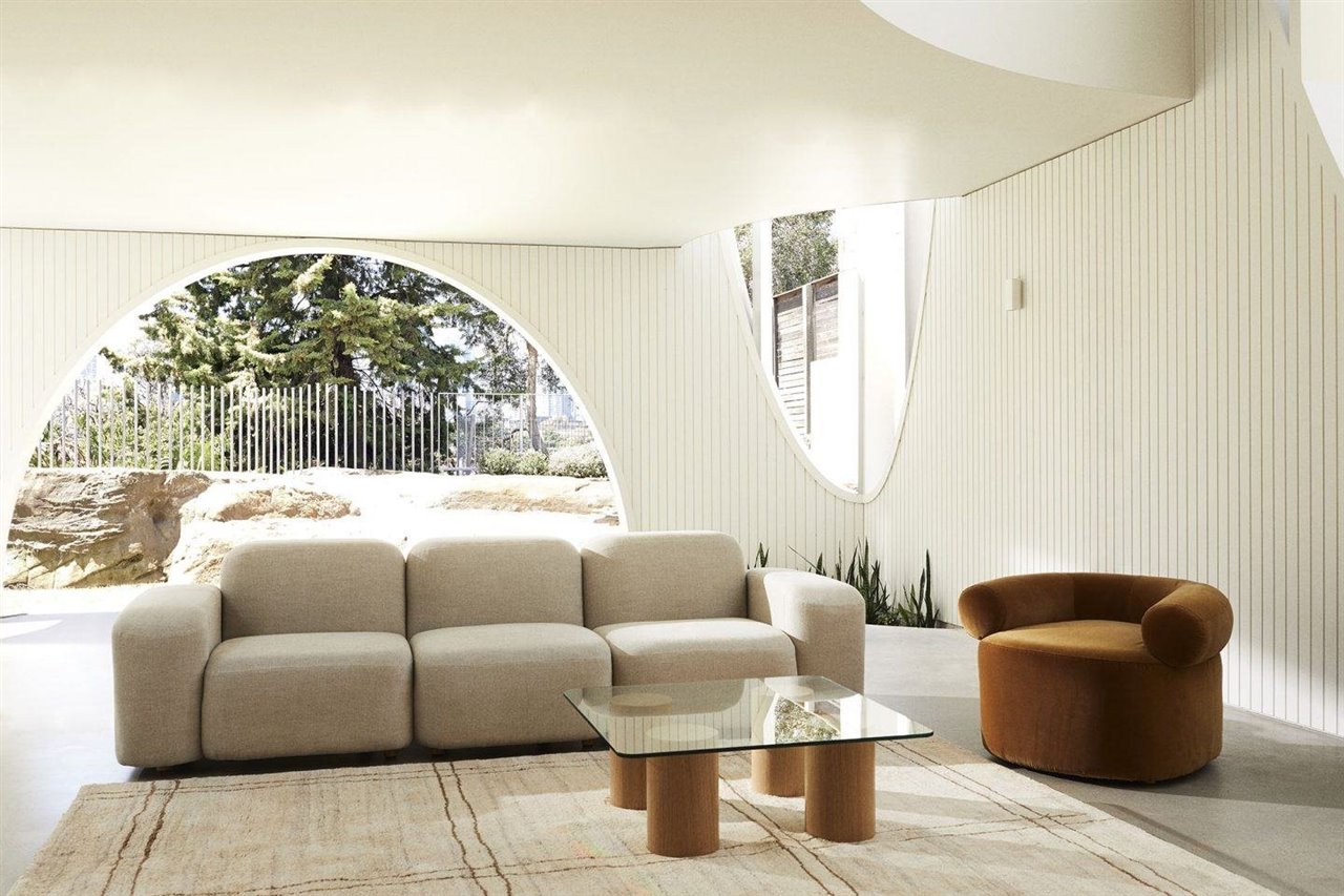 El sofá modular Muse y la mesa de centro Tide. 