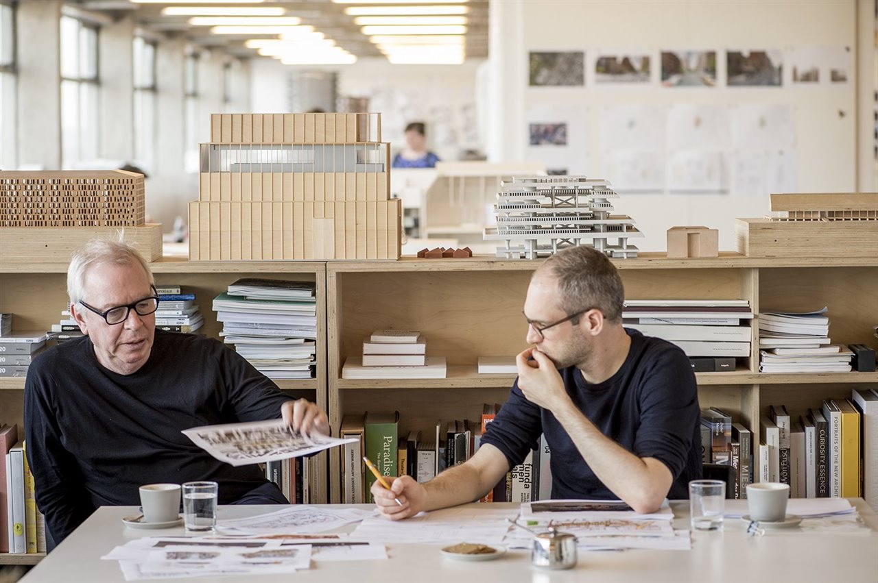 David Chipperfield y Simon Kretz, mentor y discípulo en el período 2016-2017.