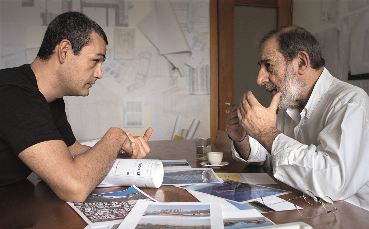 El arquitecto jordano Sahel Al-Hiyari y el Pritzker portugués Alvaro Siza colaboraron en el periodo inicial de la Iniciativa Artística Rolex para Mentores y Discípulos (2002-2003).