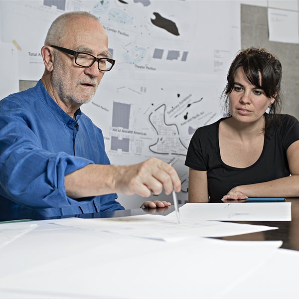 El arquitecto suizo Peter Zumthor, premio Pritzker 2009, ejerció de mentor de la arquitecta paraguaya Gloria Cabral en la edición 2014-2015.