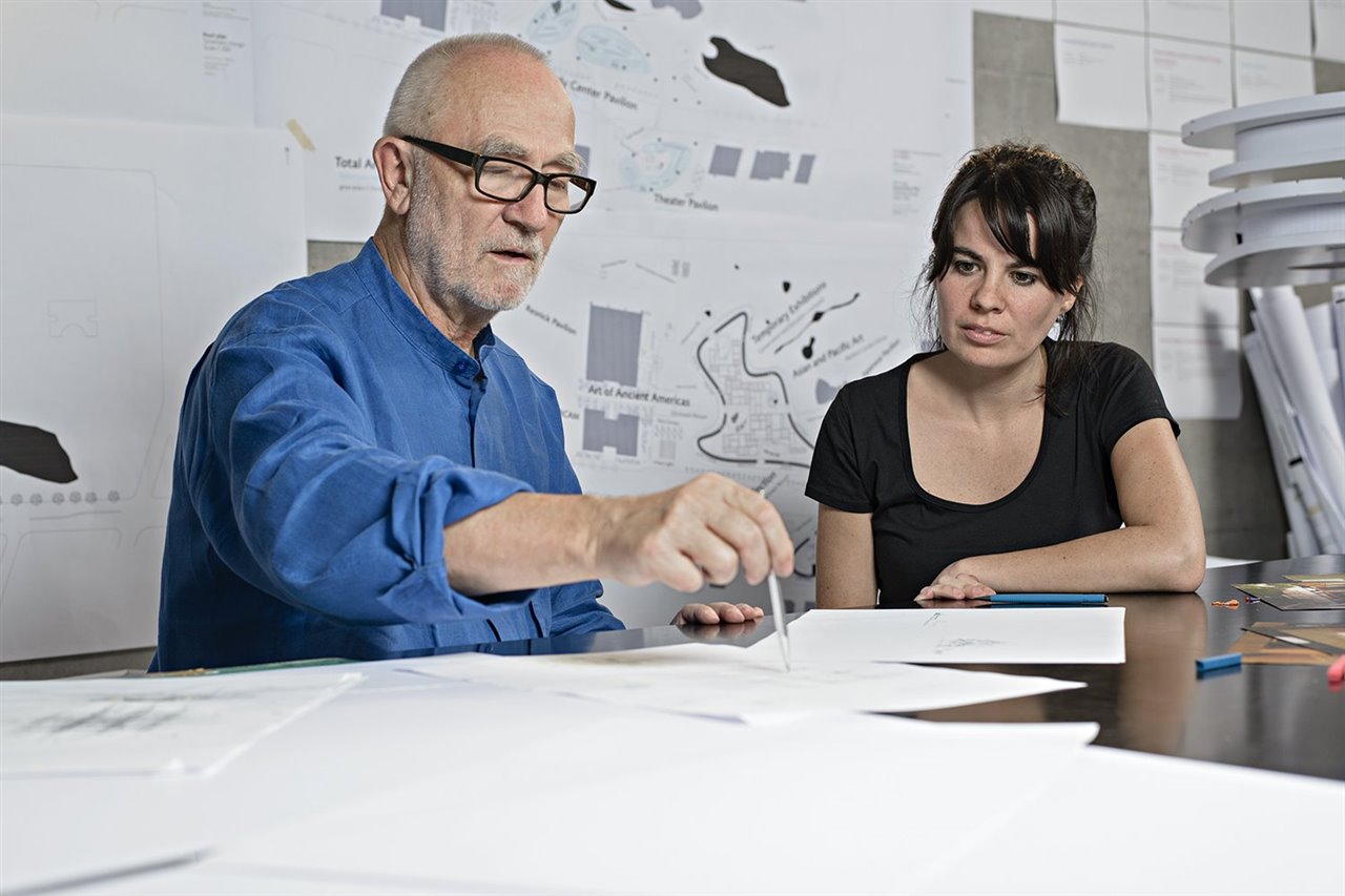 El arquitecto suizo Peter Zumthor, premio Pritzker 2009, ejerció de mentor de la arquitecta paraguaya Gloria Cabral en la edición 2014-2015.
