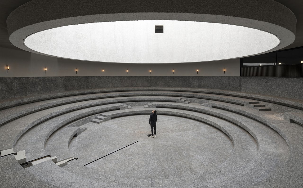 Interior del centro de arte Aranya en Quinhuangdao, China, 2019.