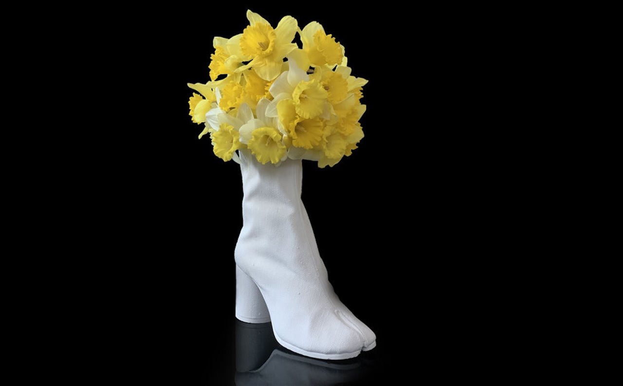 El florero de Bodega Rose inspirado en las botas-pezuña de Maison Margiela.