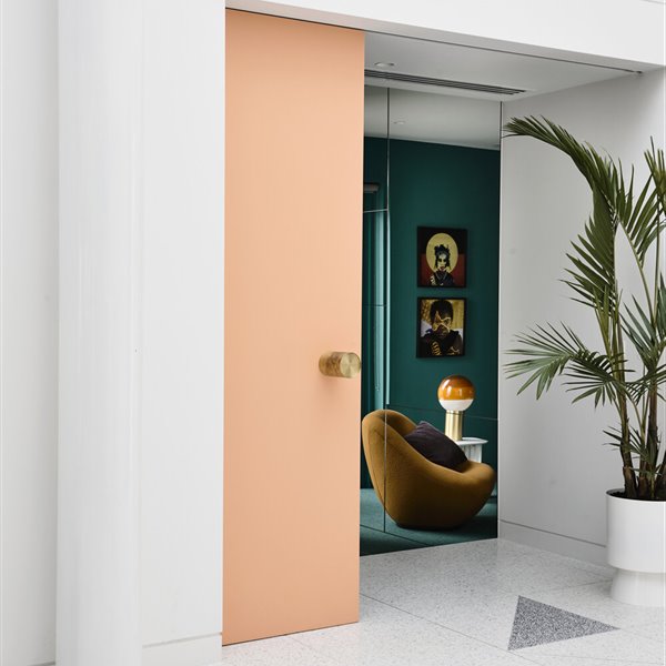Dale un toque de color a tu casa pintando las puertas