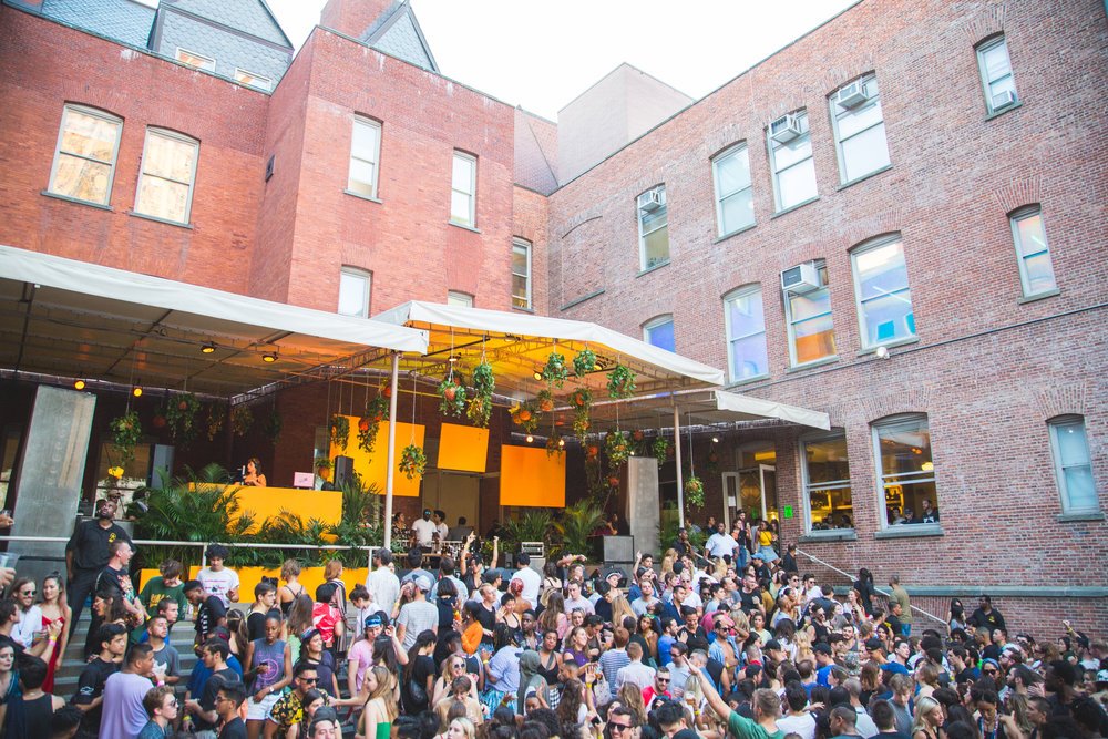 La parte cubierta del patio del PS1 del MoMA, durante el festival Warm Up de 2018, estaba decorada con los maceteros de balones Spalding de baloncesto de Bodega Rose.