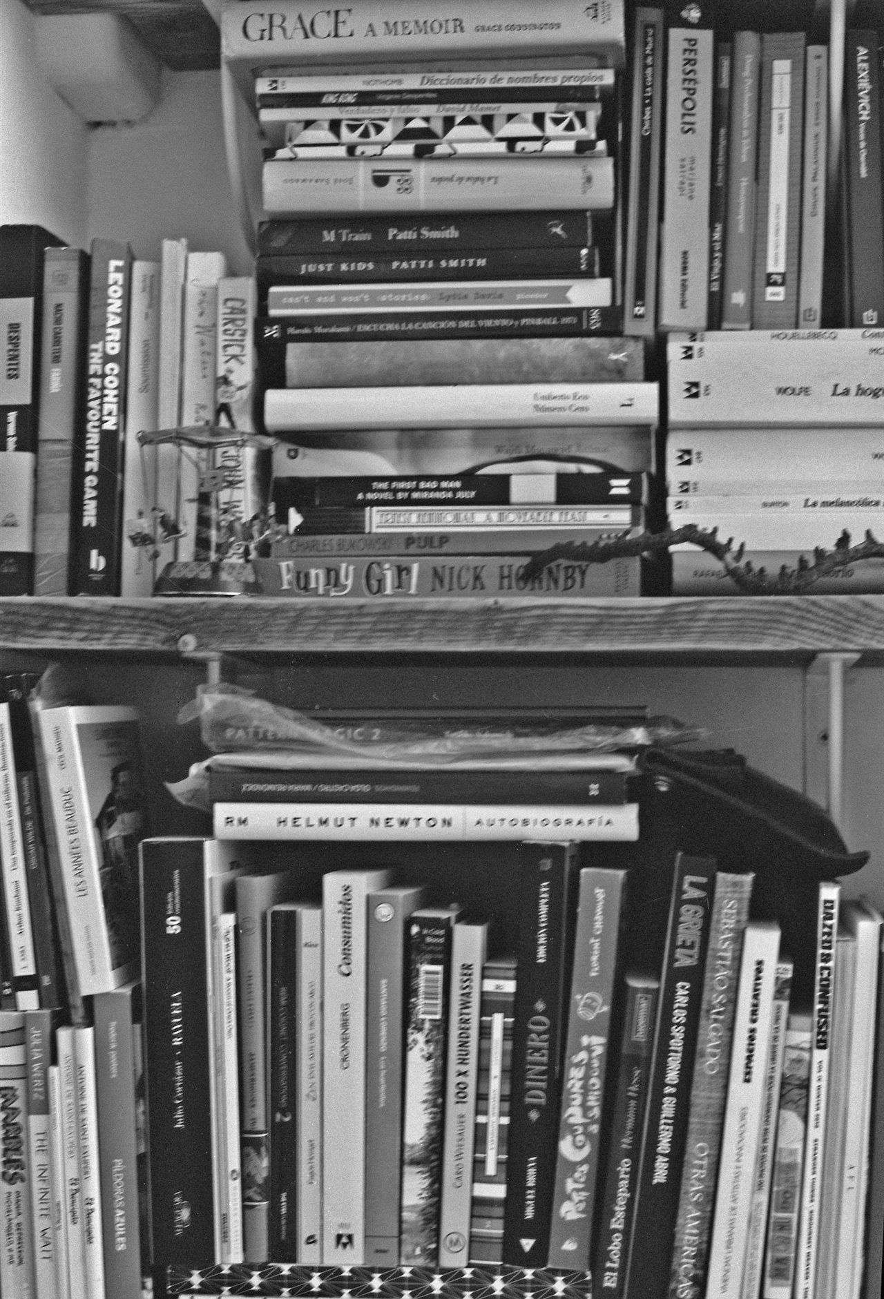 Los libros son el objeto que define a Alba Galocha, y posee una selección cuidada que incluyen a Helmut Newton o a Leonard Cohen.