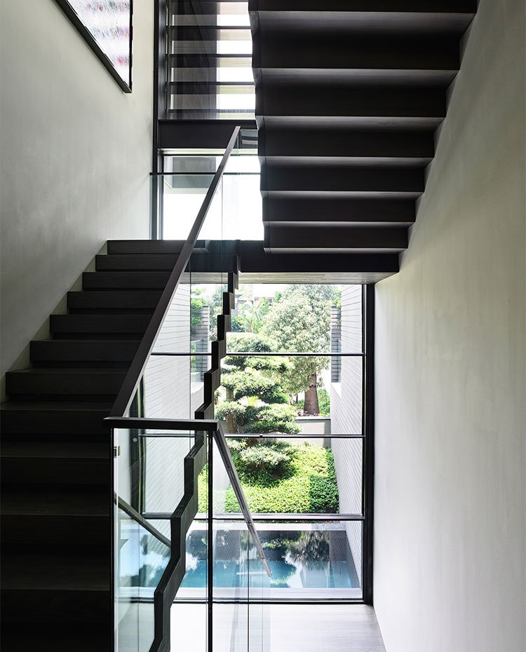 Escaleras con cerramientos de cristal transparente