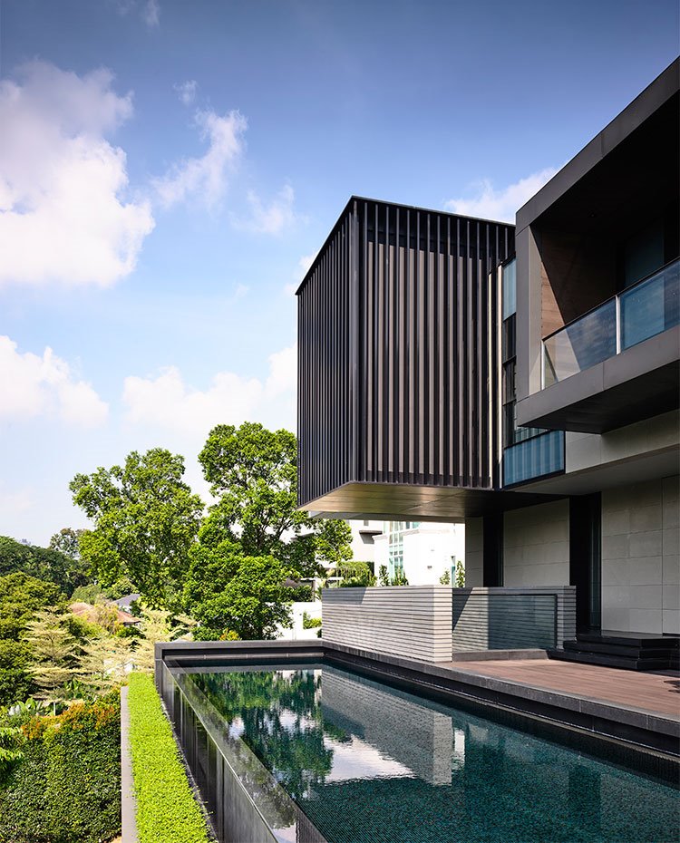 Exterior fachada con piscina y paisaje del entorno natural