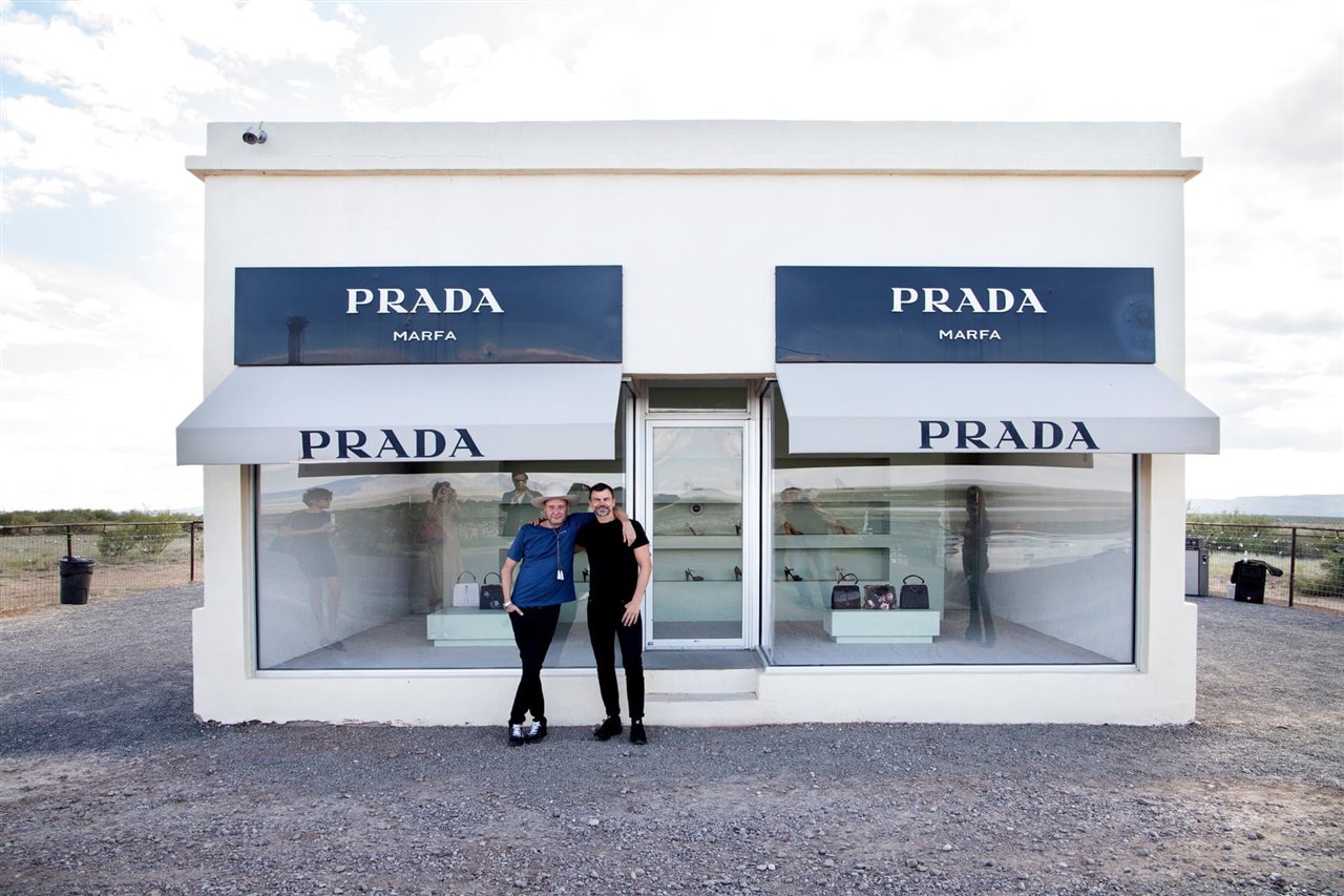 La historia de la tienda de Prada Marfa en mitad del desierto