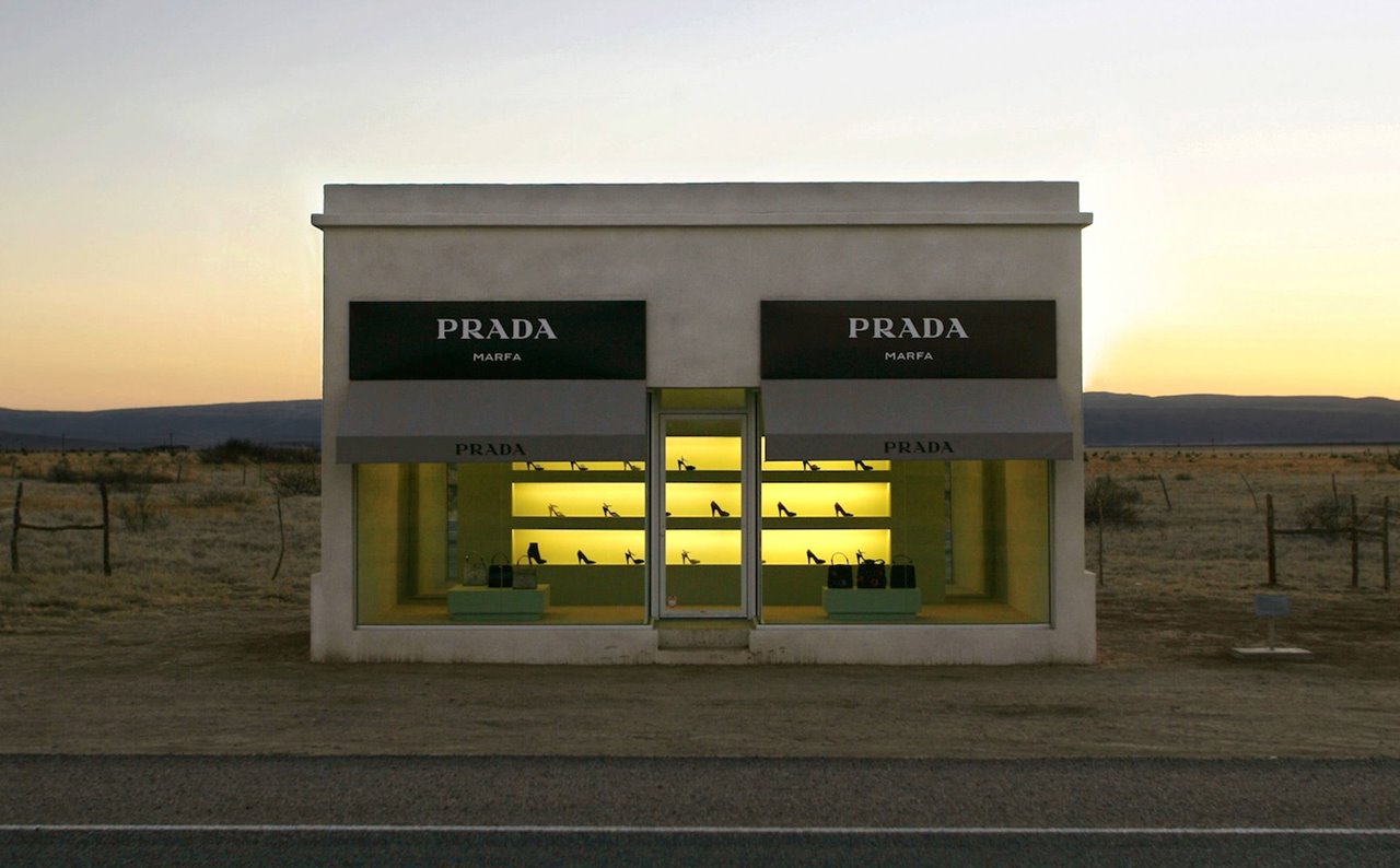 La historia de la tienda de Prada Marfa en mitad del desierto La historia de la tienda de Prada Marfa en mitad del desierto