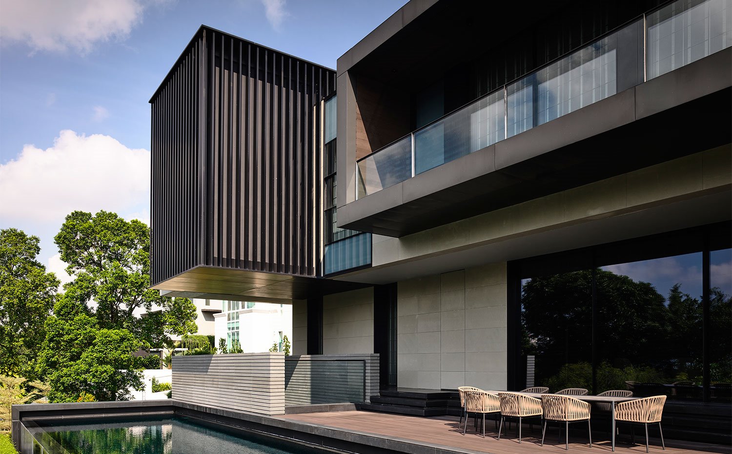 Vista exterior con piscina y terraza con comedor y balcón en primera planta