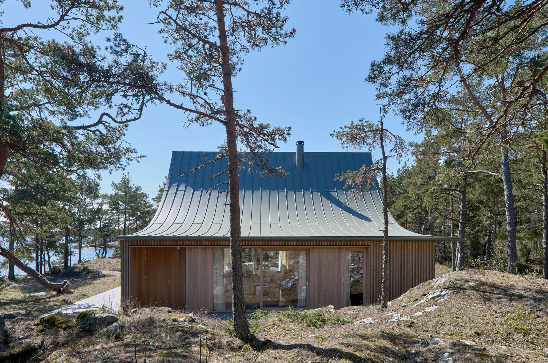 casa en suecia con techo a dos aguas curvado