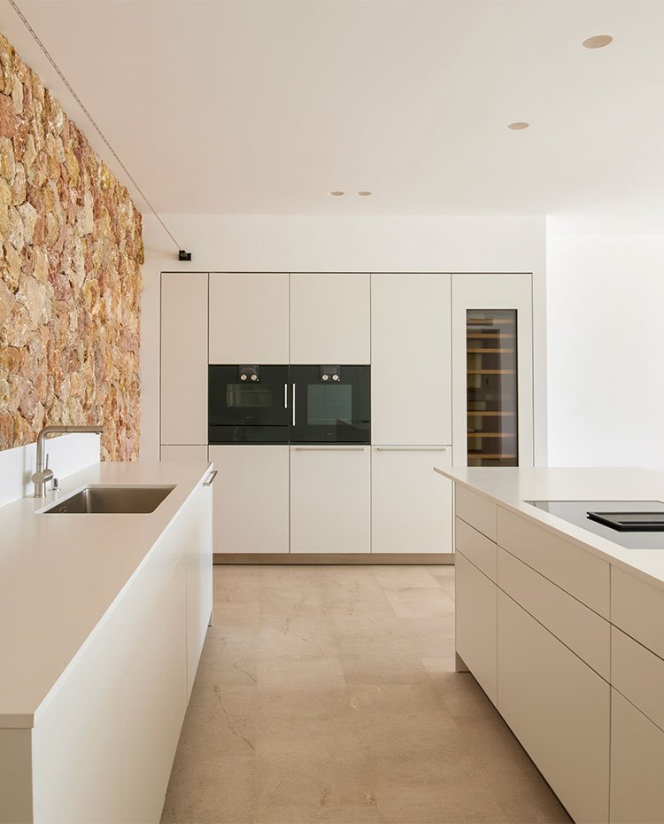 Cocina con frente de almacenaje en blanco e isla de trabajo