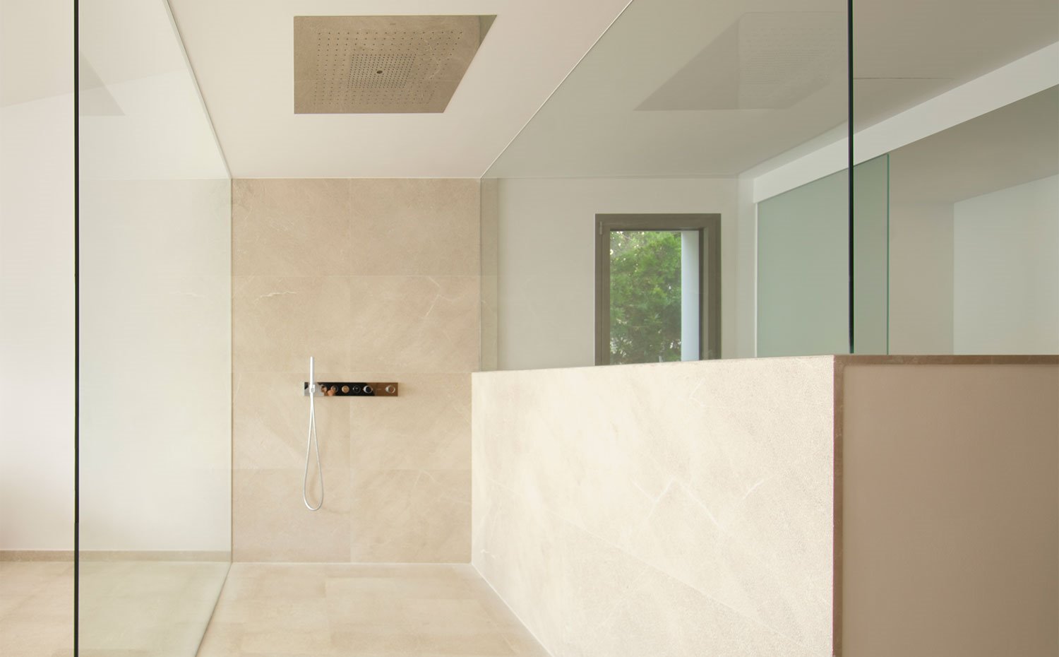 Ducha revestida de porcelánico de tonos tierra, rociador encastrado en el techo
