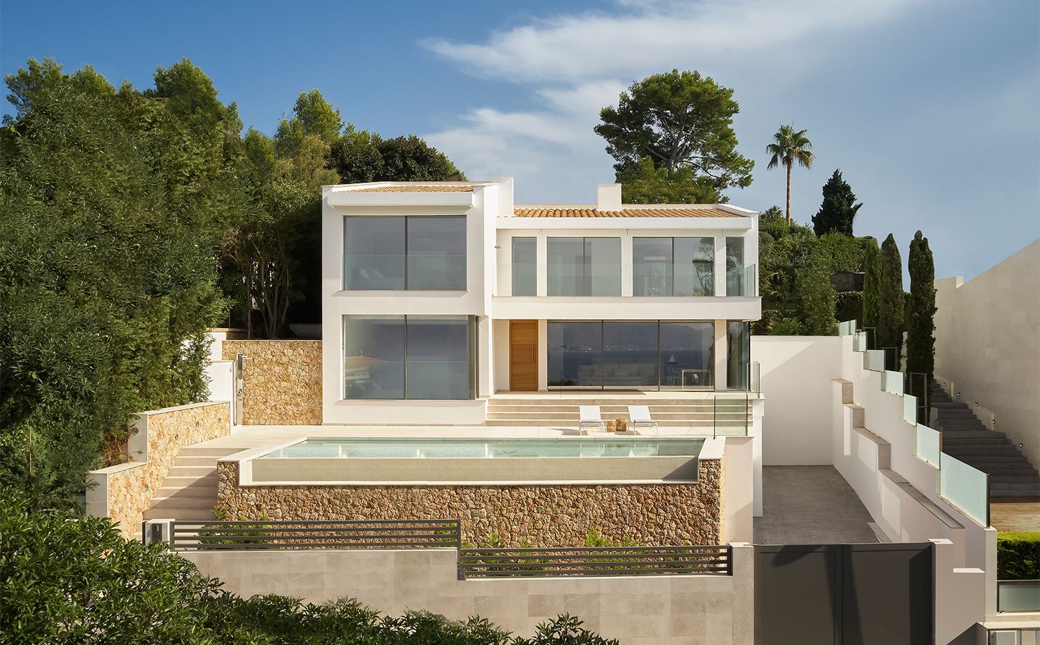 Frontal de vivienda con acceso y piscina