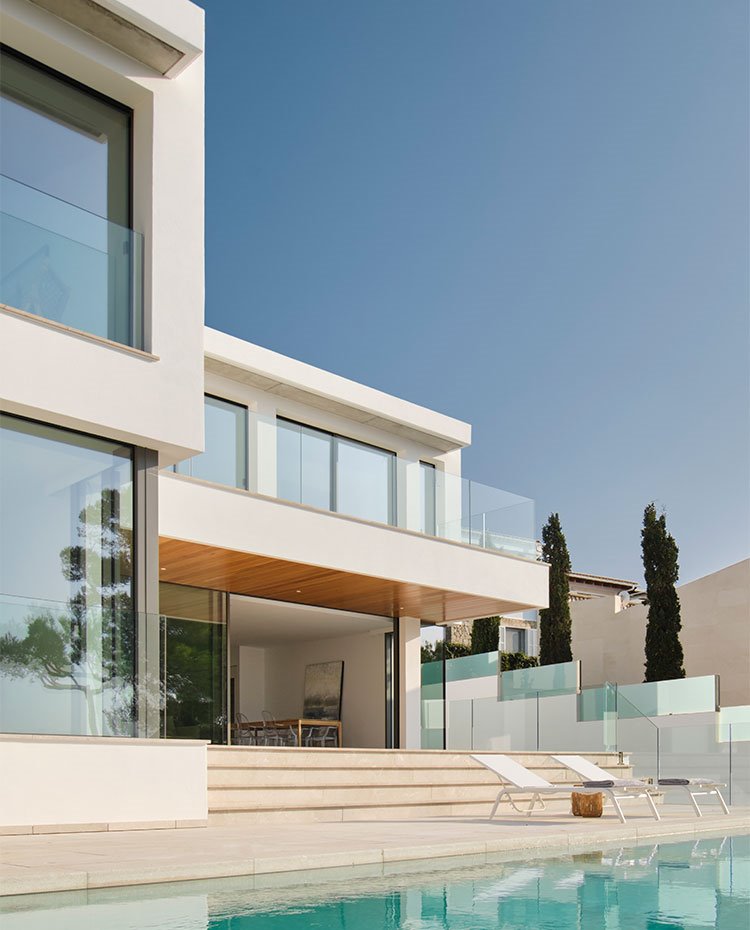 Terraza con tumbonas junto a piscina