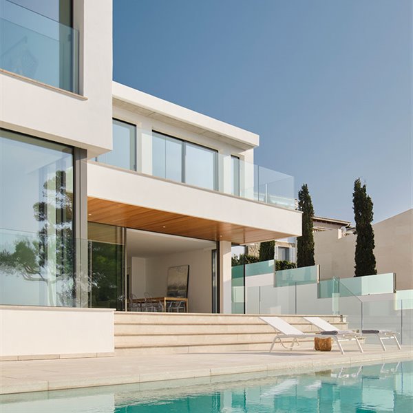 Terraza con tumbonas junto a piscina