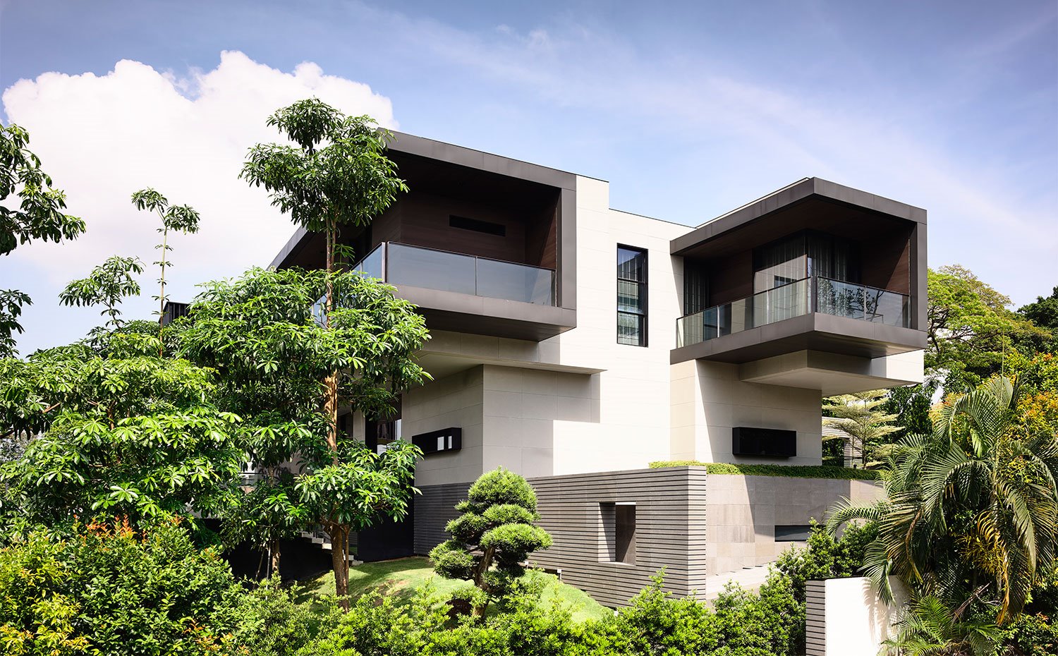 Vista exterior de la vivienda con jardín zen