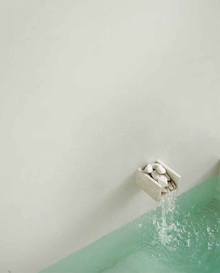 Detalle de bañera interior de obra encalada