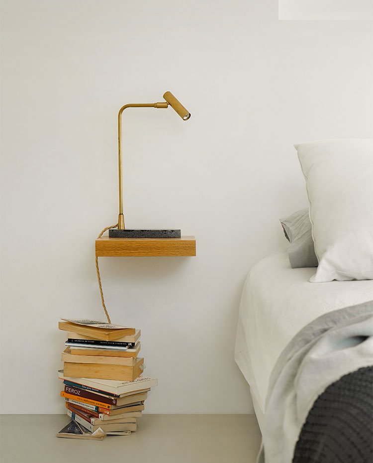 Detalle de mesilla de noche de dormitorio junto a cama