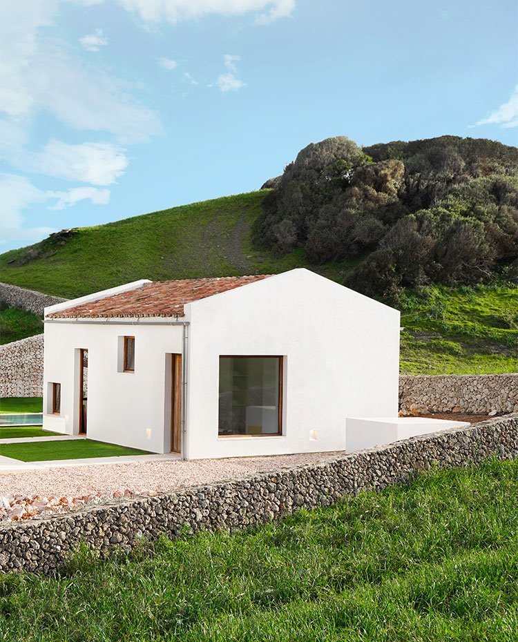 Exterior con muro de piedra y zona ajardinada