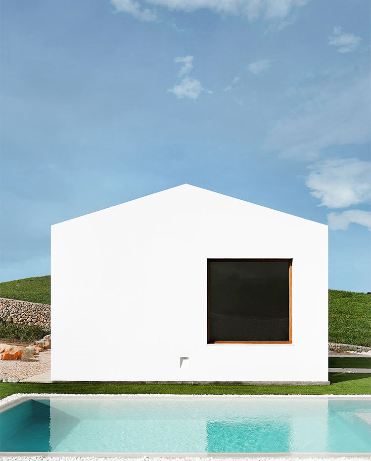 Exterior fachada con ventana cuadrada y piscina