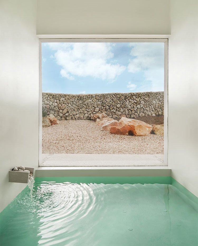 Interior de bañera de obra con amplia apertura en fachada