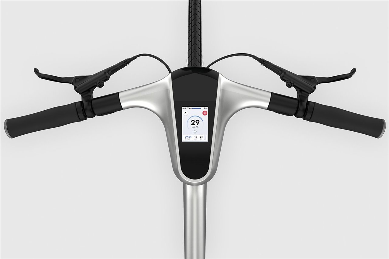 La bicicleta incorpora un cuadro de mando inteligente con pantalla táctil de 2,4 pulgadas desde el que se controlan todas las funciones.
