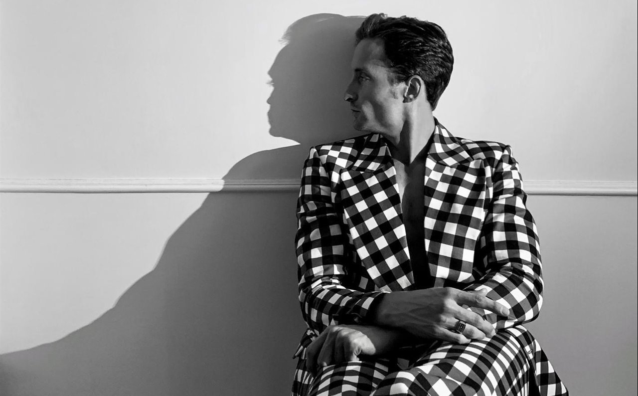 Roberto es modelo, escritor, periodista, fotógrafo y director creativo. Y aquí lleva un maravilloso traje de Carlota Barrera.