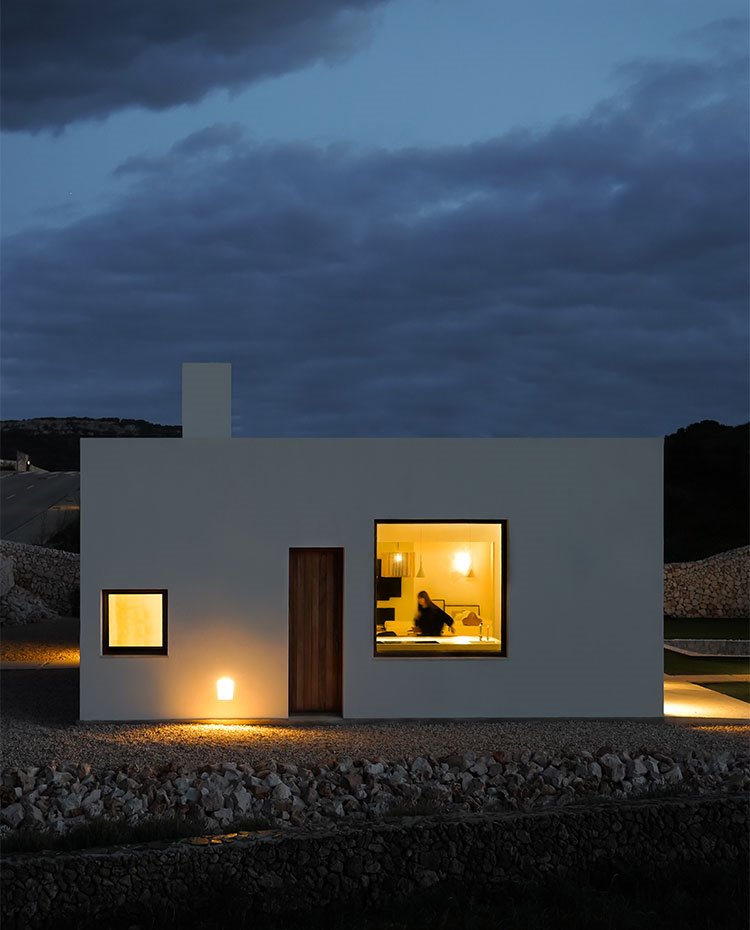 Vista exterior nocturan con iluminación exterior indirecta en fachada