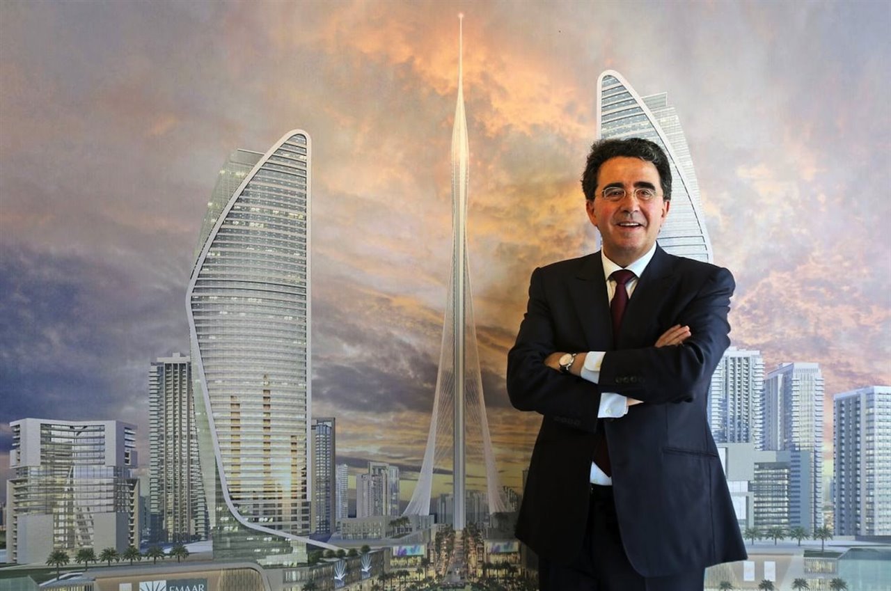 El arquitecto valenciano, delante de su proyecto para la torre Dubái Creek en los Emiratos Árabes Unidos.
