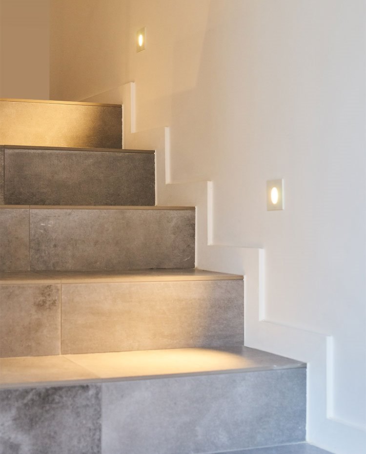 Detalle iluminación integrada en pared junto a escaleras