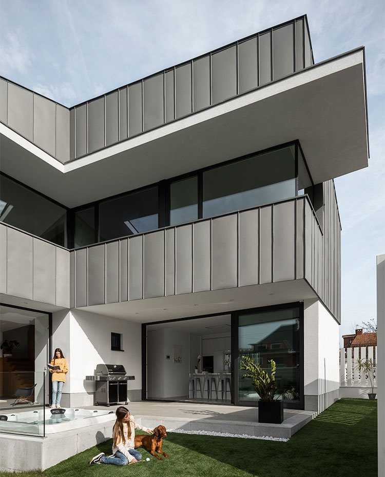 Exterior vivienda con vistas a la cocina, aperturas acristaladas