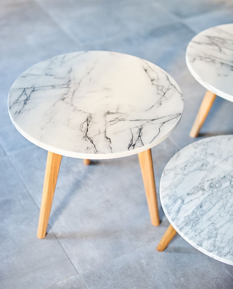 Mesillas circulares con sobre de mármol y patas de madera